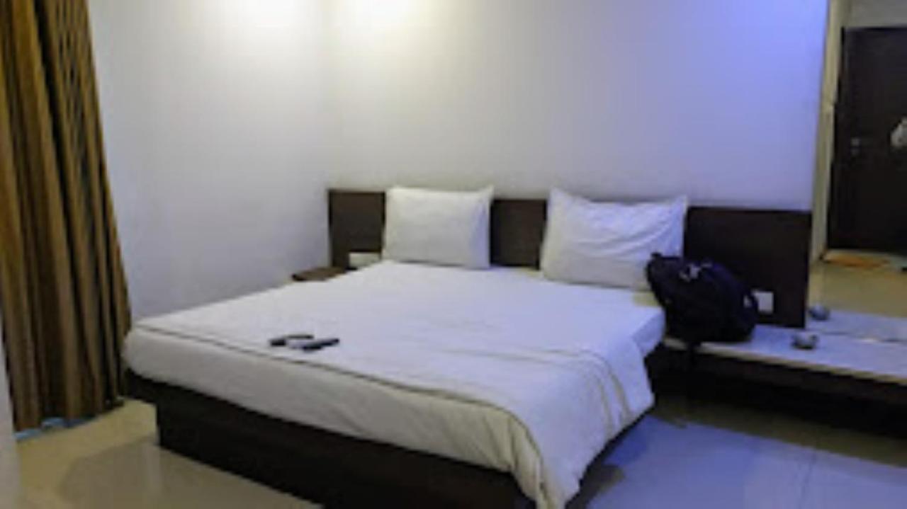 Hotel Sai Saya,Nashik Bagian luar foto
