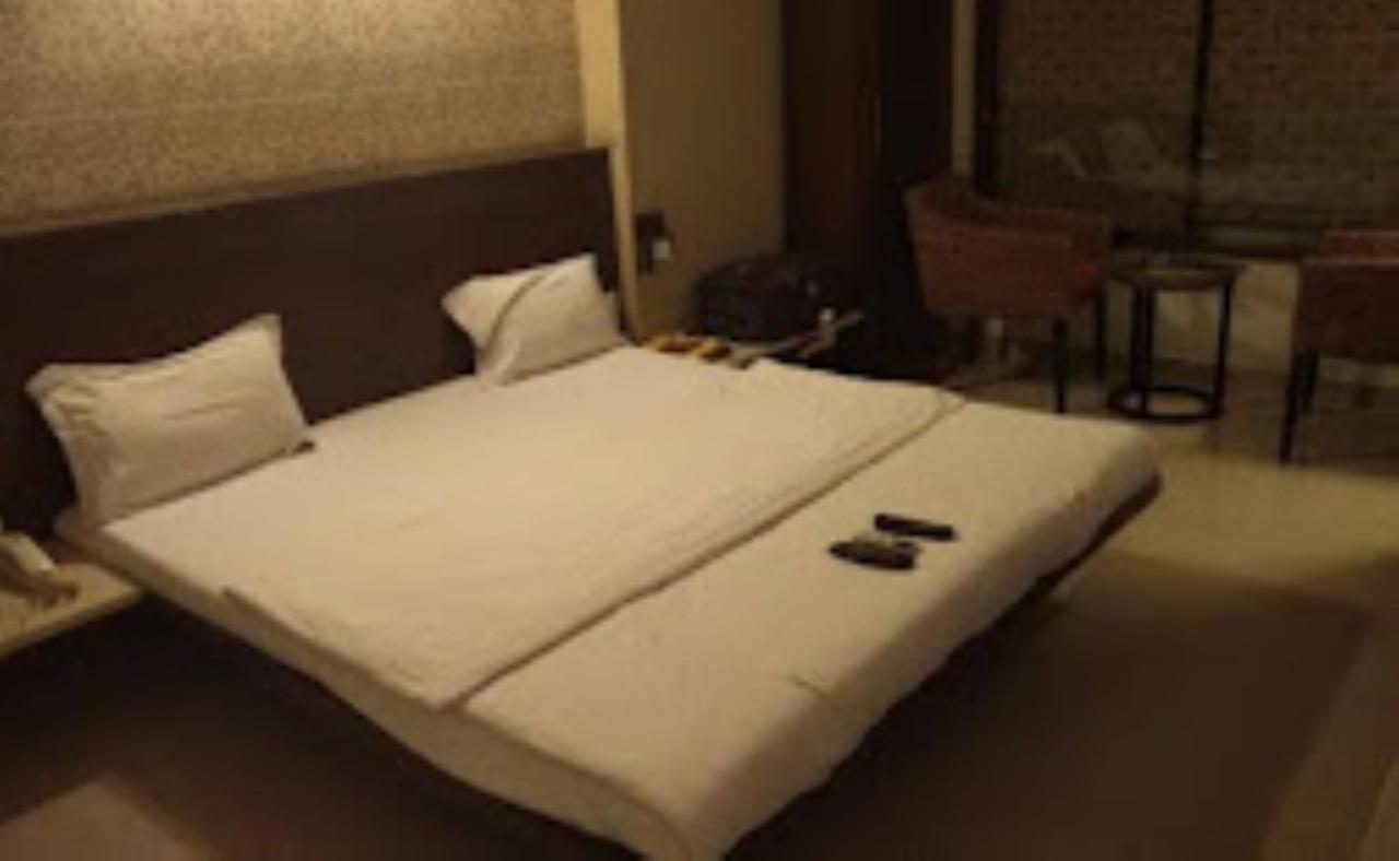 Hotel Sai Saya,Nashik Bagian luar foto