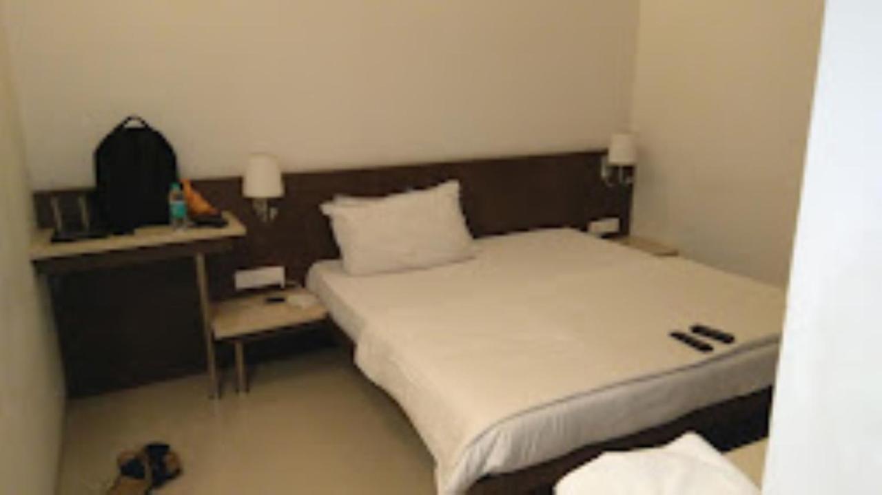 Hotel Sai Saya,Nashik Bagian luar foto