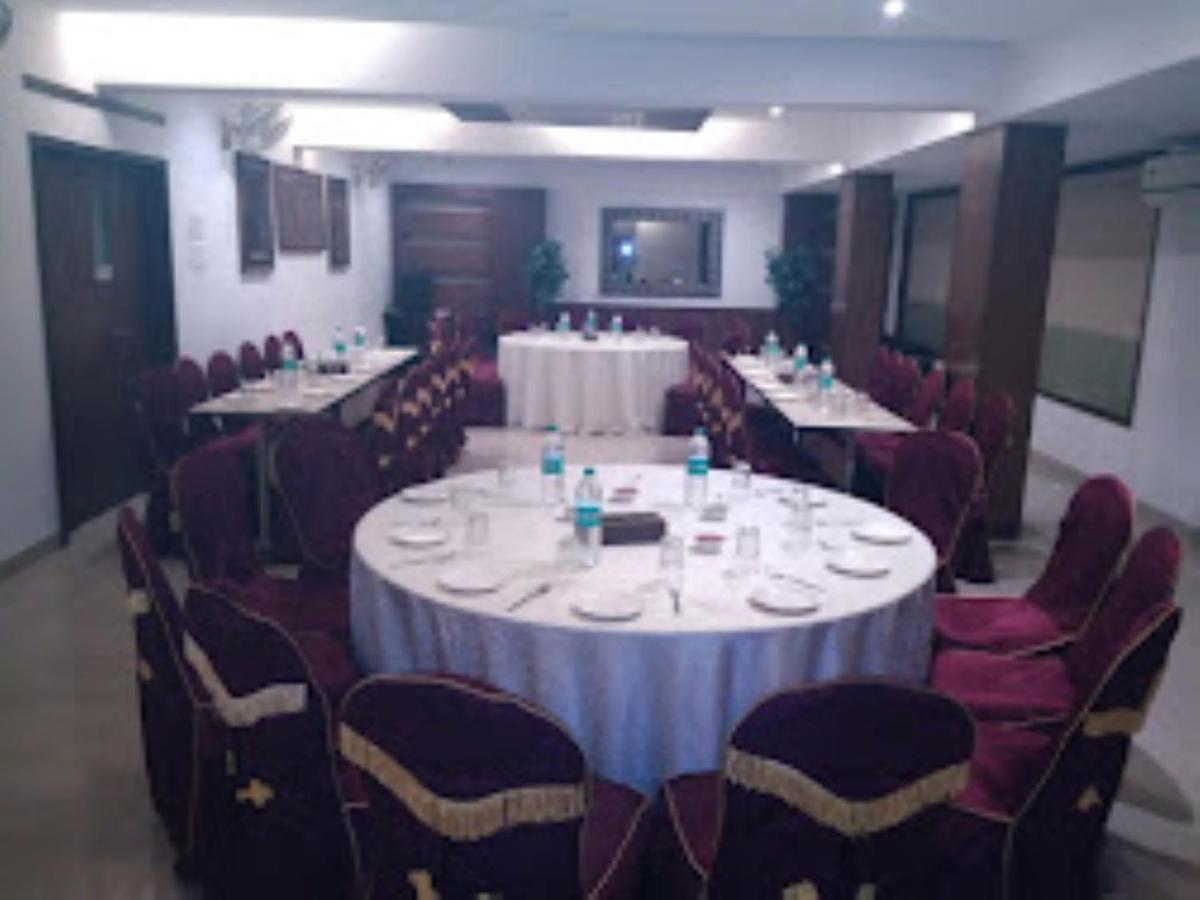Hotel Sai Saya,Nashik Bagian luar foto