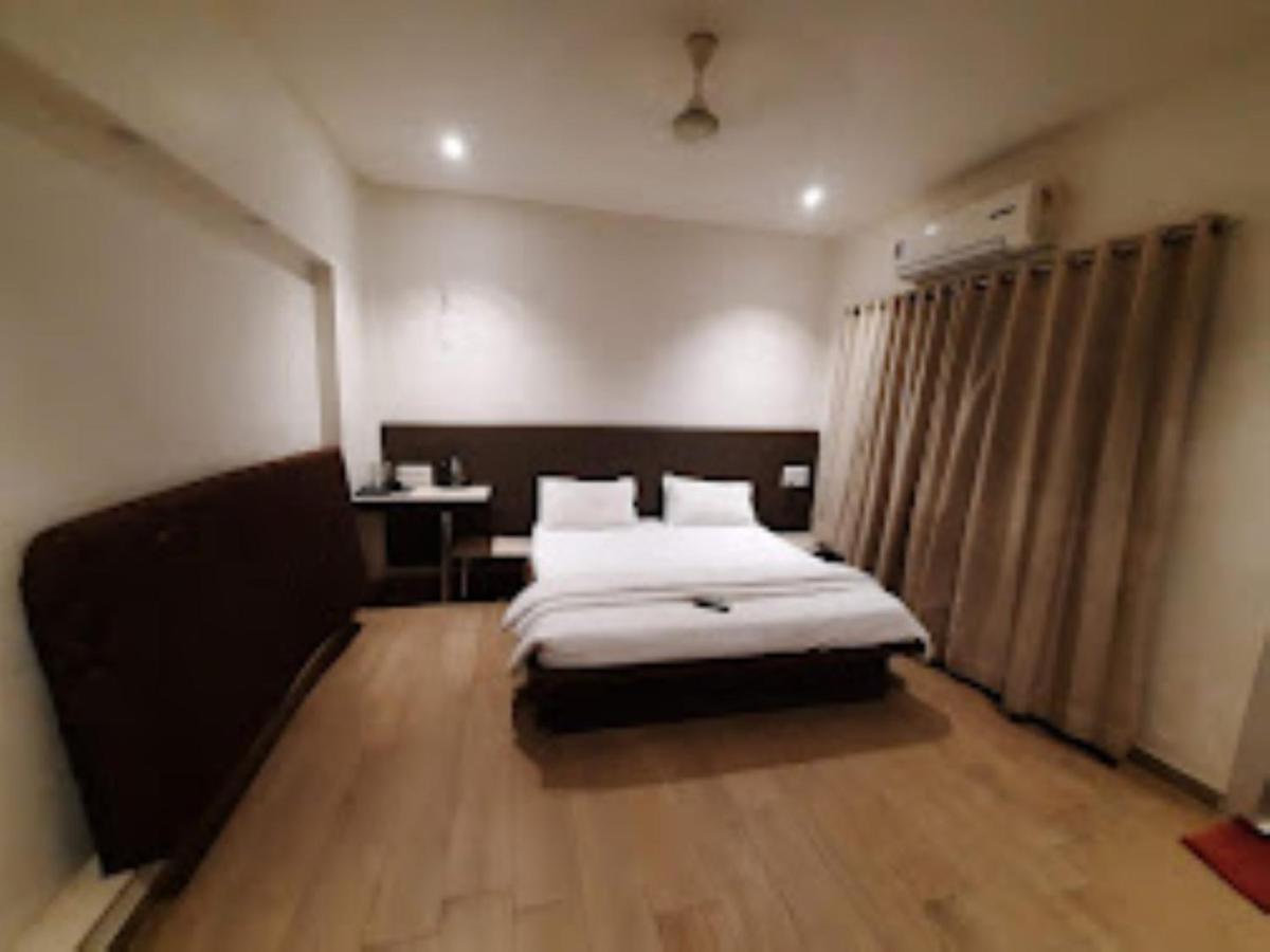Hotel Sai Saya,Nashik Bagian luar foto
